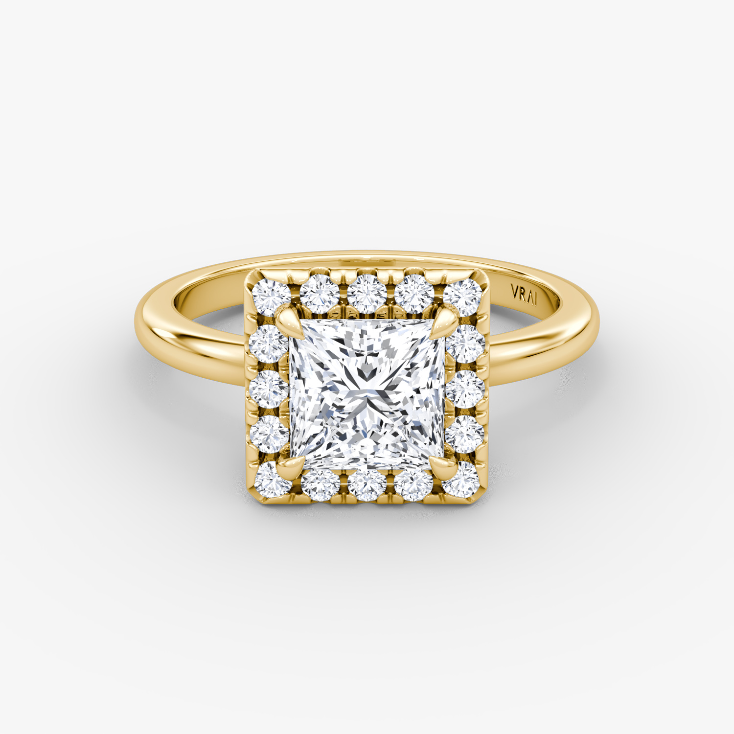 Anillo de compromiso Halo | Princesa | 18k | Oro amarillo | bandAccent: Simple | haloSize: large | diamondOrientation: vertical | caratWeight: other