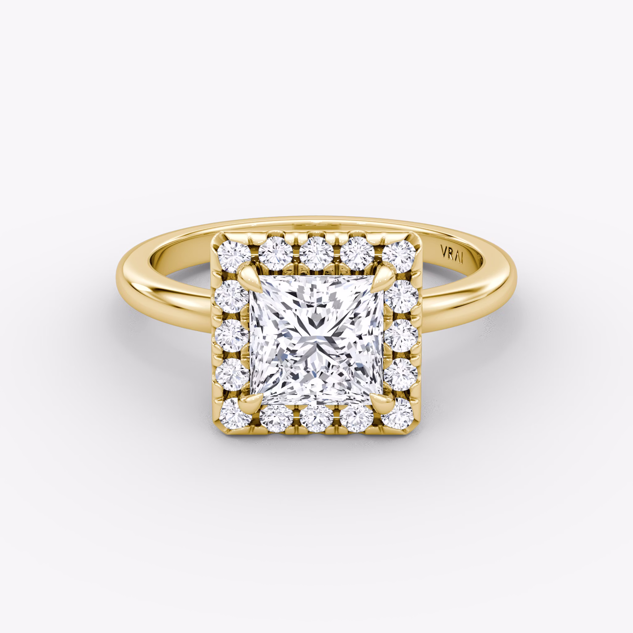 Anillo de compromiso Halo | Princesa | 18k | Oro amarillo | bandAccent: Simple | haloSize: large | diamondOrientation: vertical | caratWeight: other