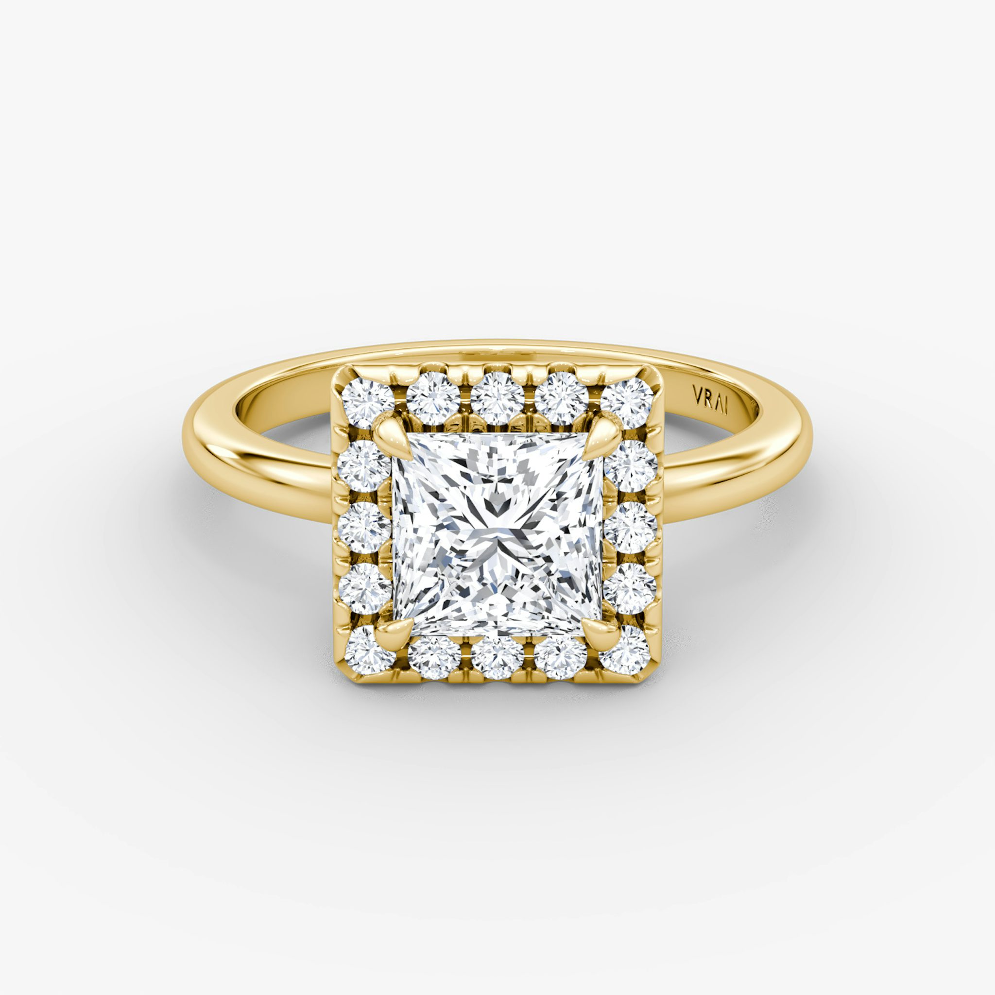 Anillo de compromiso Halo | Princesa | 18k | Oro amarillo | bandAccent: Simple | haloSize: large | diamondOrientation: vertical | caratWeight: other