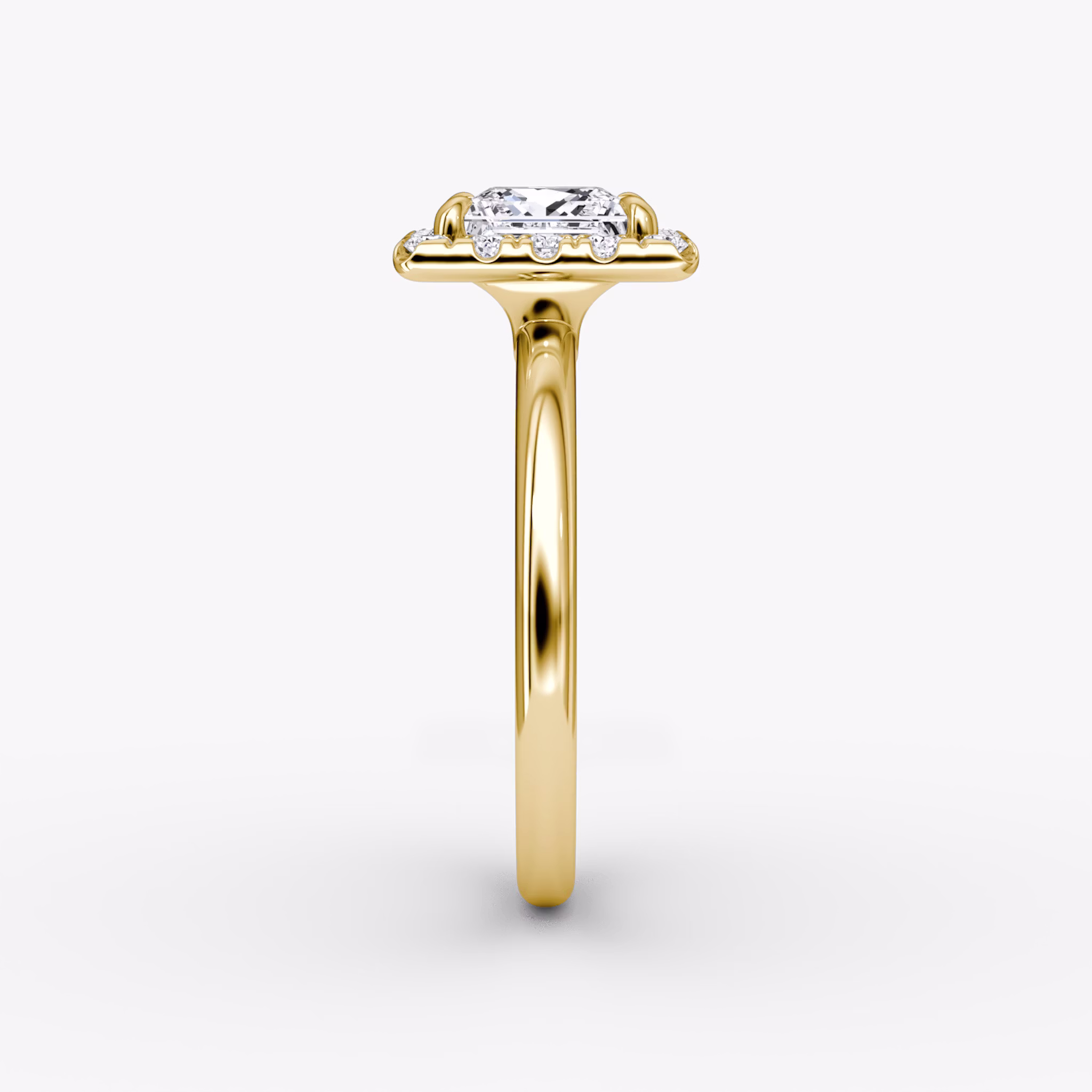 Anillo de compromiso Halo | Princesa | 18k | Oro amarillo | bandAccent: Simple | haloSize: large | diamondOrientation: vertical | caratWeight: other