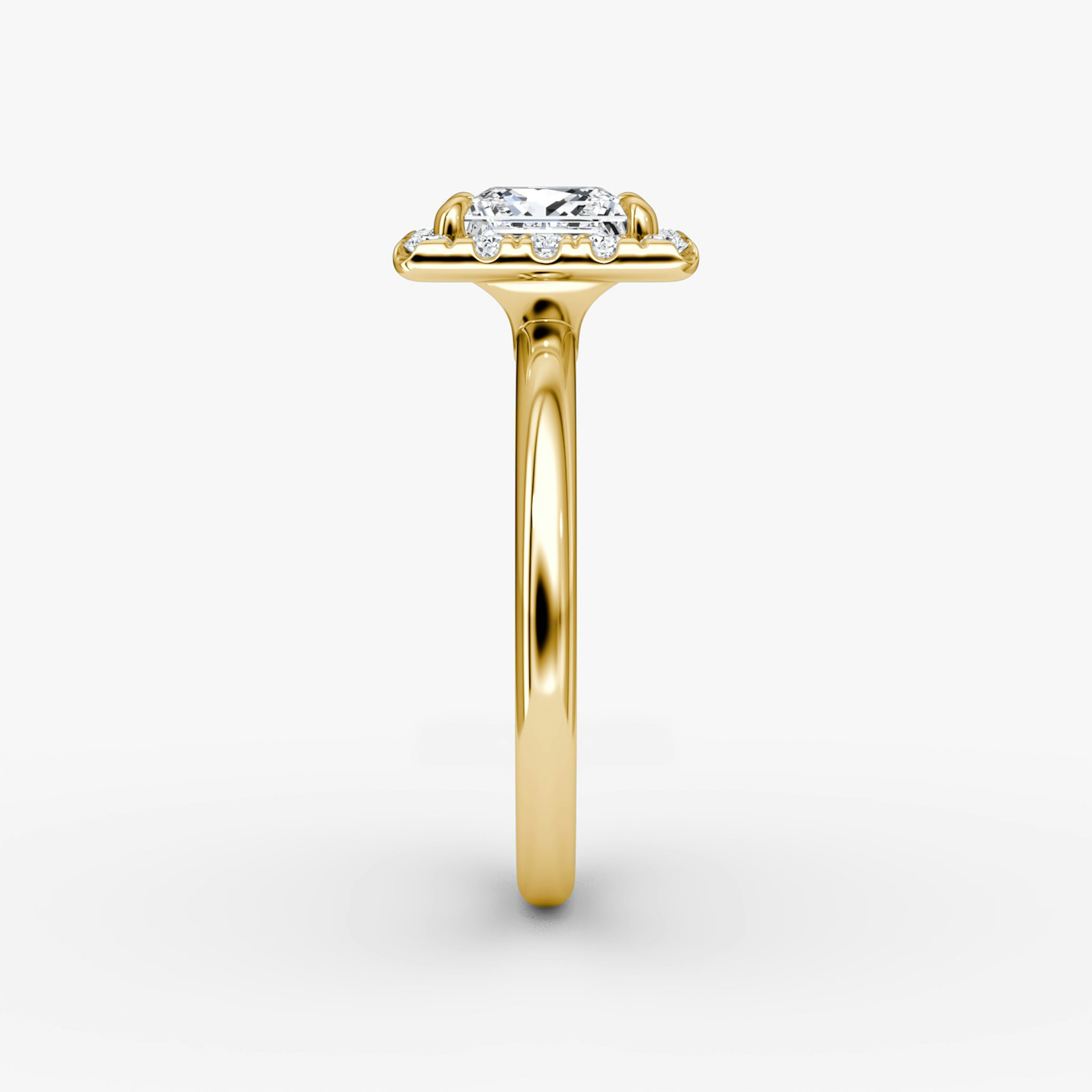 Anillo de compromiso Halo | Princesa | 18k | Oro amarillo | bandAccent: Simple | haloSize: large | diamondOrientation: vertical | caratWeight: other