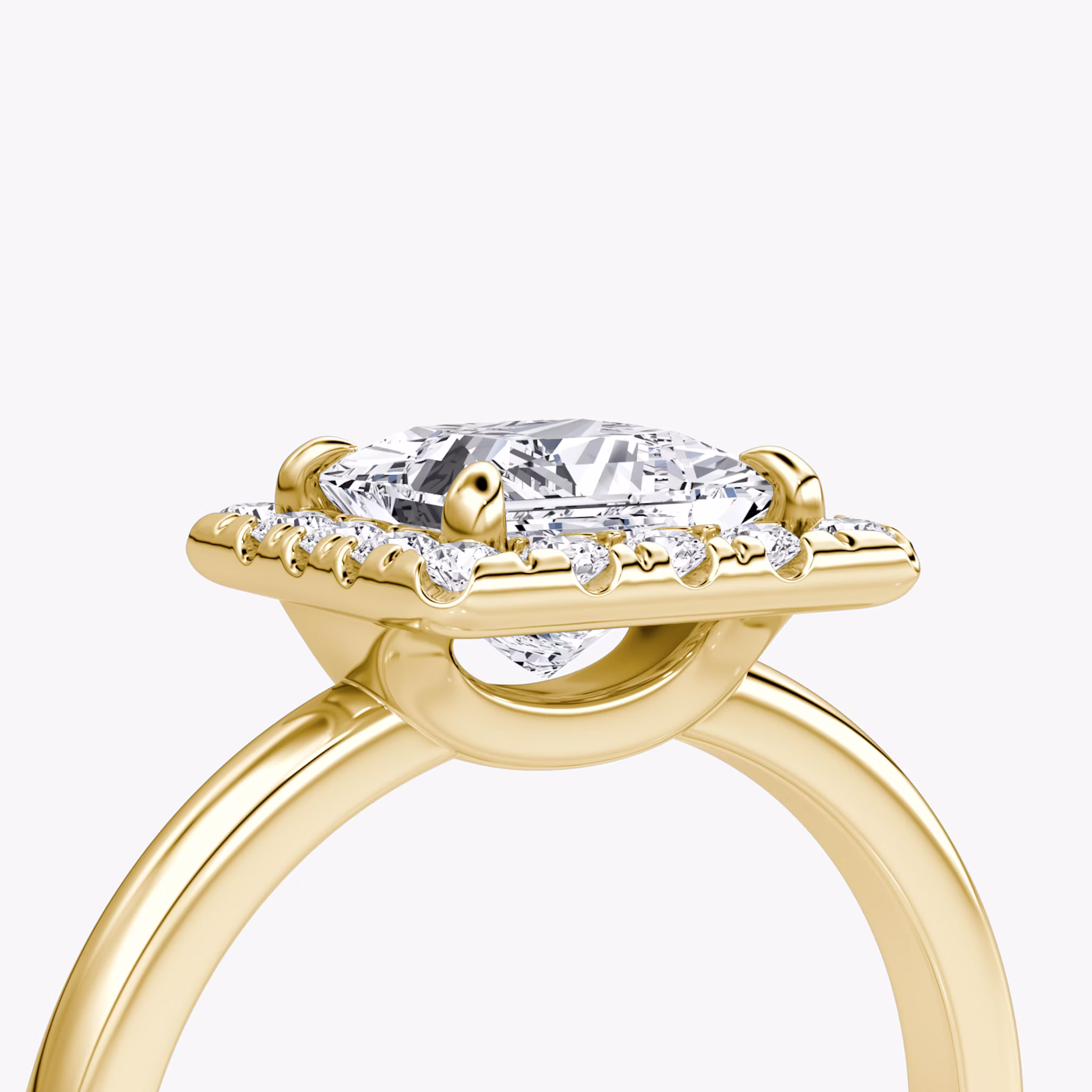 Anillo de compromiso Halo | Princesa | 18k | Oro amarillo | bandAccent: Simple | haloSize: large | diamondOrientation: vertical | caratWeight: other
