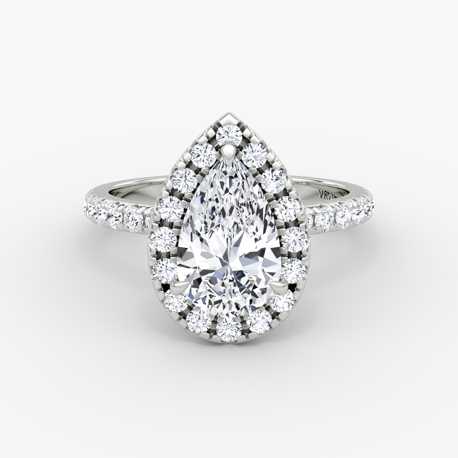 Anillo de compromiso Halo | Pera | 18k | Oro blanco | bandAccent: Pavé | haloSize: large | diamondOrientation: vertical | caratWeight: other