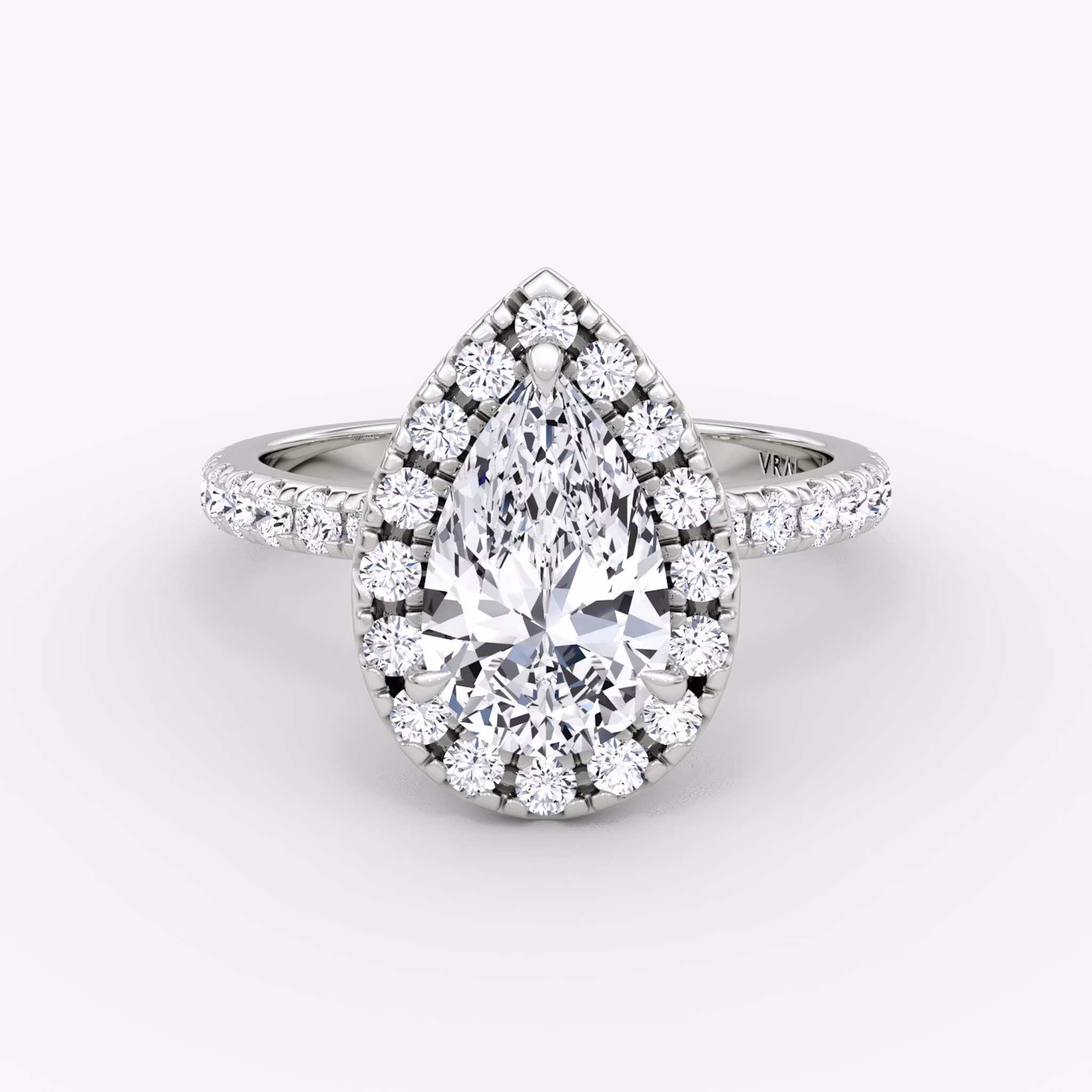 Anillo de compromiso Halo | Pera | 18k | Oro blanco | bandAccent: Pavé | haloSize: large | diamondOrientation: vertical | caratWeight: other