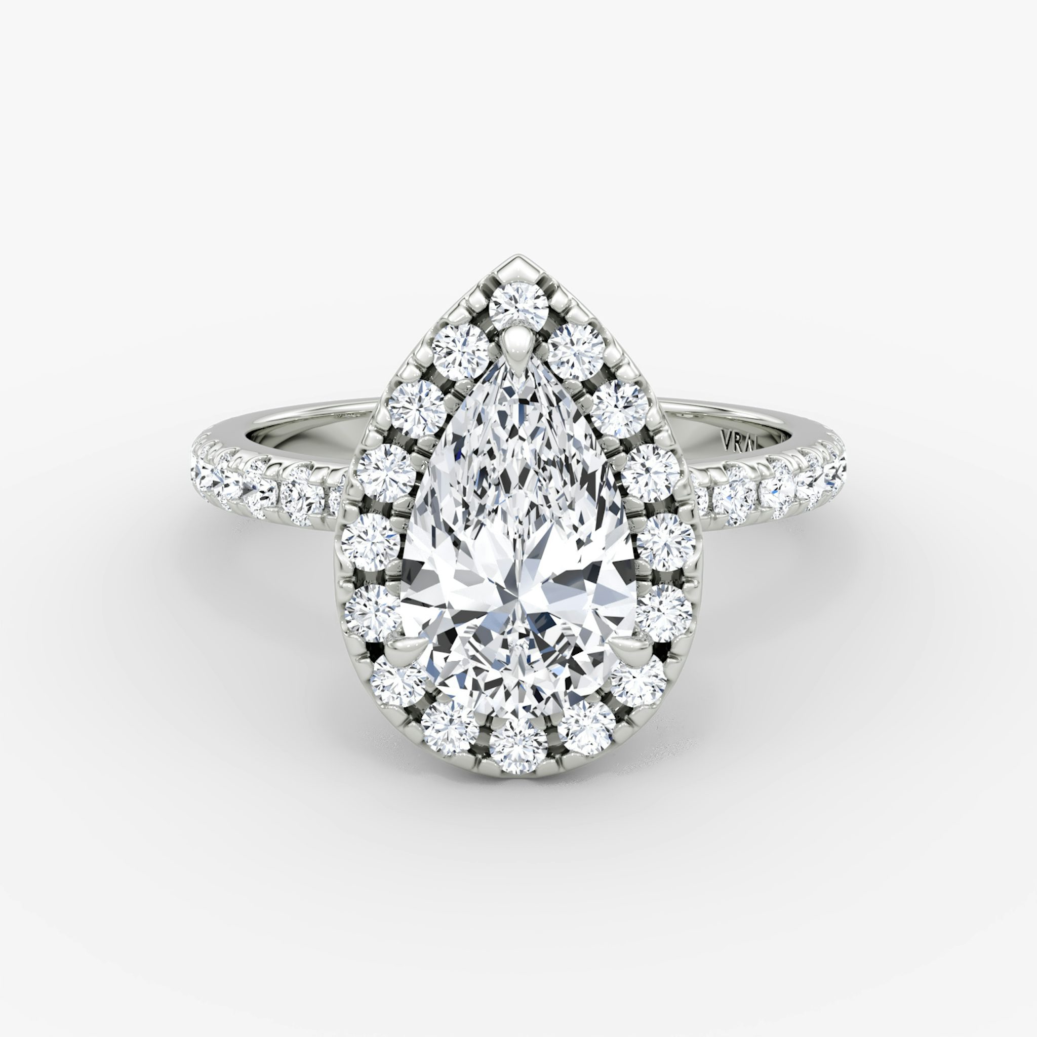Anillo de compromiso Halo | Pera | 18k | Oro blanco | bandAccent: Pavé | haloSize: large | diamondOrientation: vertical | caratWeight: other