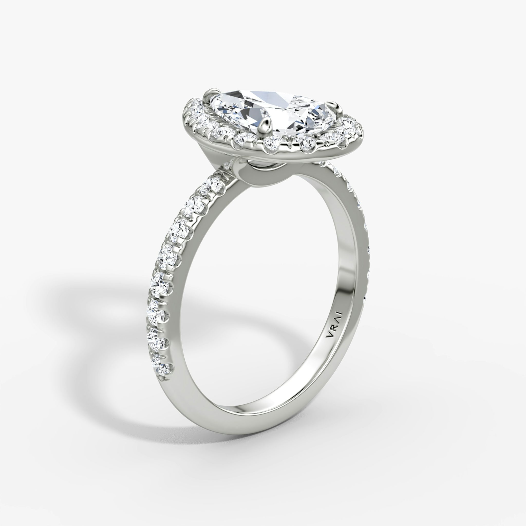 Anillo de compromiso Halo | Pera | 18k | Oro blanco | bandAccent: Pavé | haloSize: large | diamondOrientation: vertical | caratWeight: other