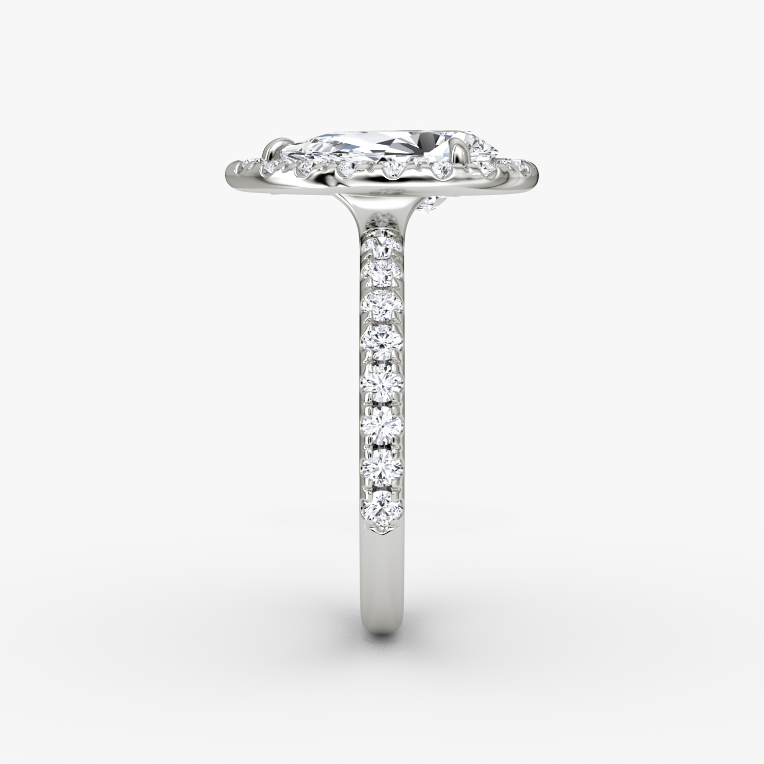 Anillo de compromiso Halo | Pera | 18k | Oro blanco | bandAccent: Pavé | haloSize: large | diamondOrientation: vertical | caratWeight: other