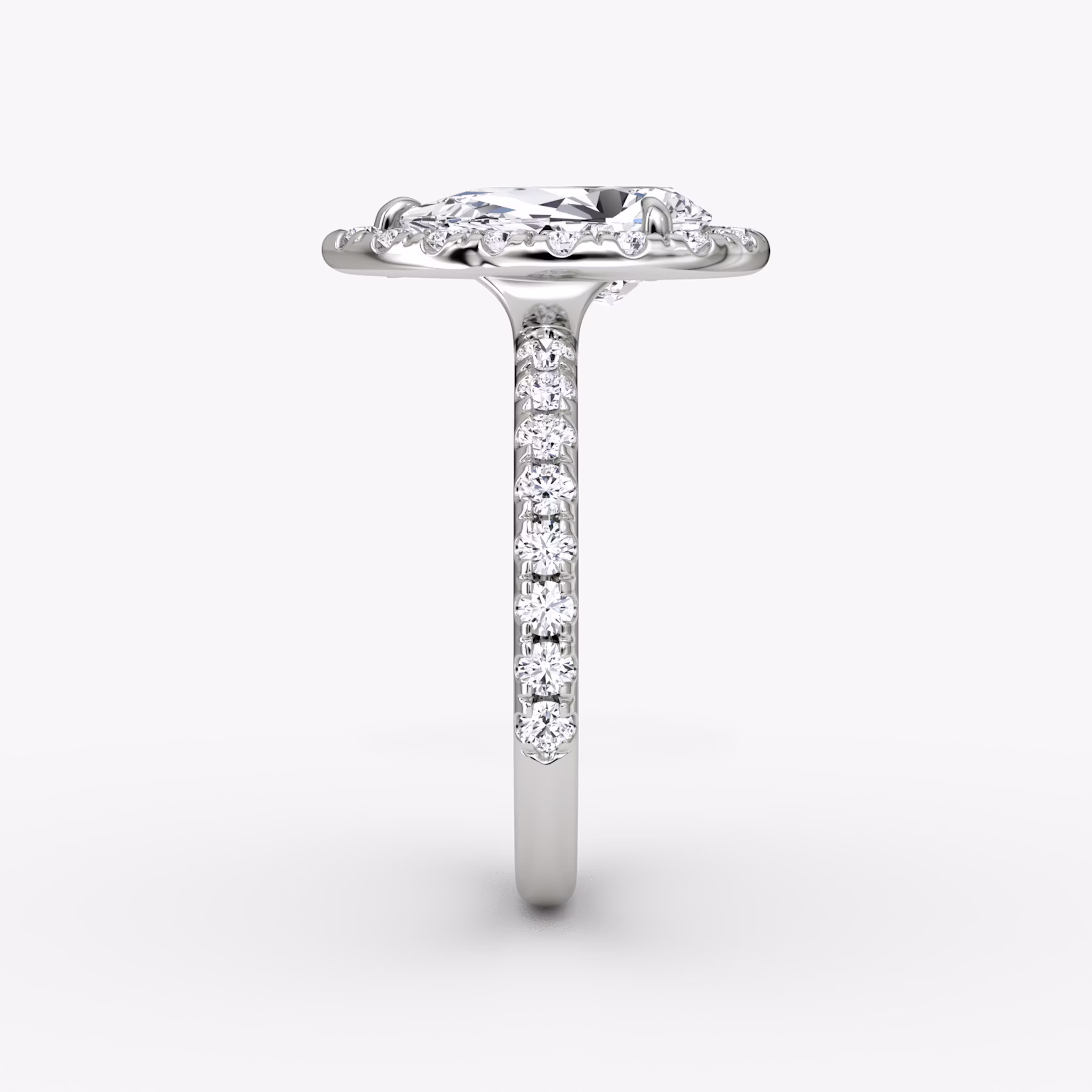 Anillo de compromiso Halo | Pera | 18k | Oro blanco | bandAccent: Pavé | haloSize: large | diamondOrientation: vertical | caratWeight: other