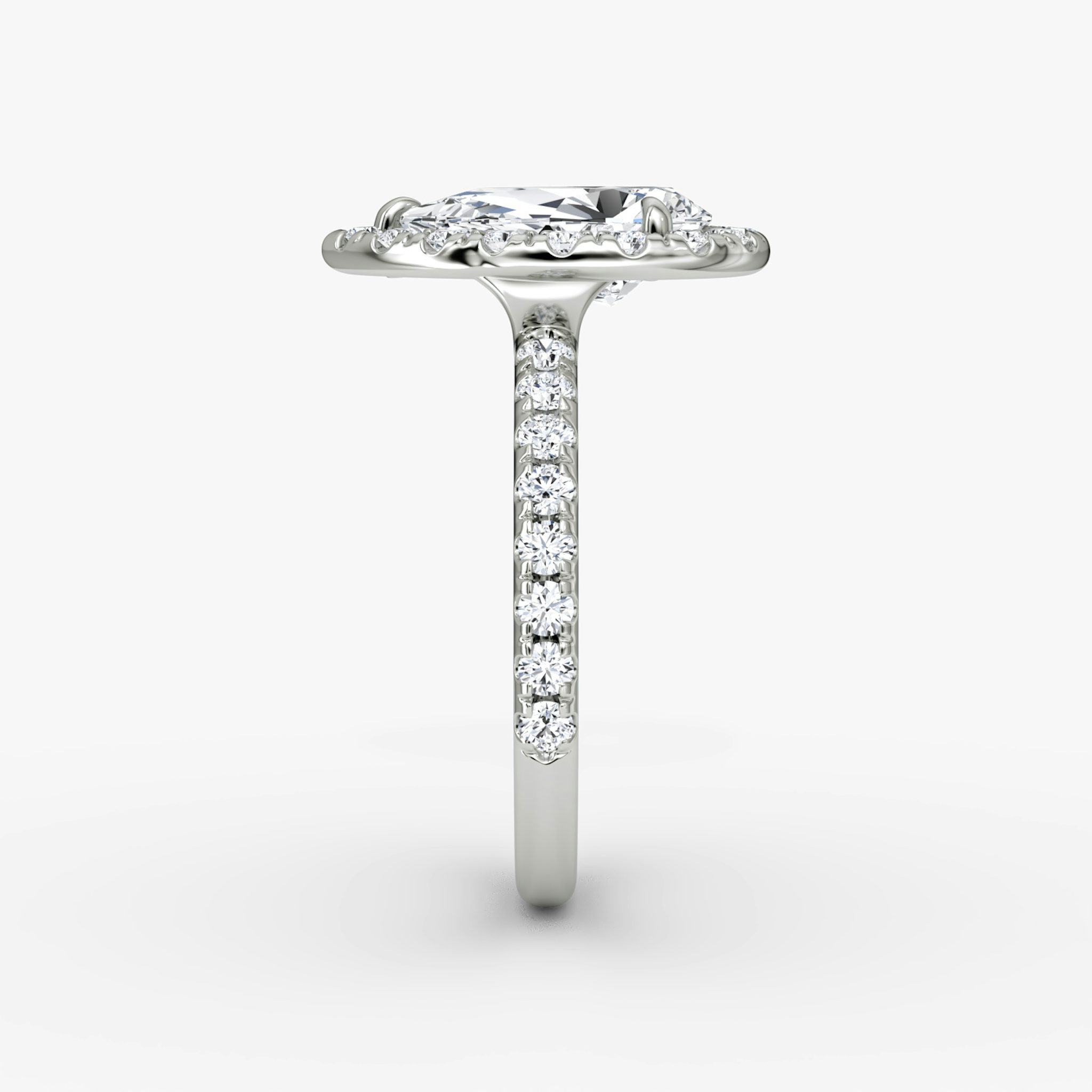 Anillo de compromiso Halo | Pera | 18k | Oro blanco | bandAccent: Pavé | haloSize: large | diamondOrientation: vertical | caratWeight: other
