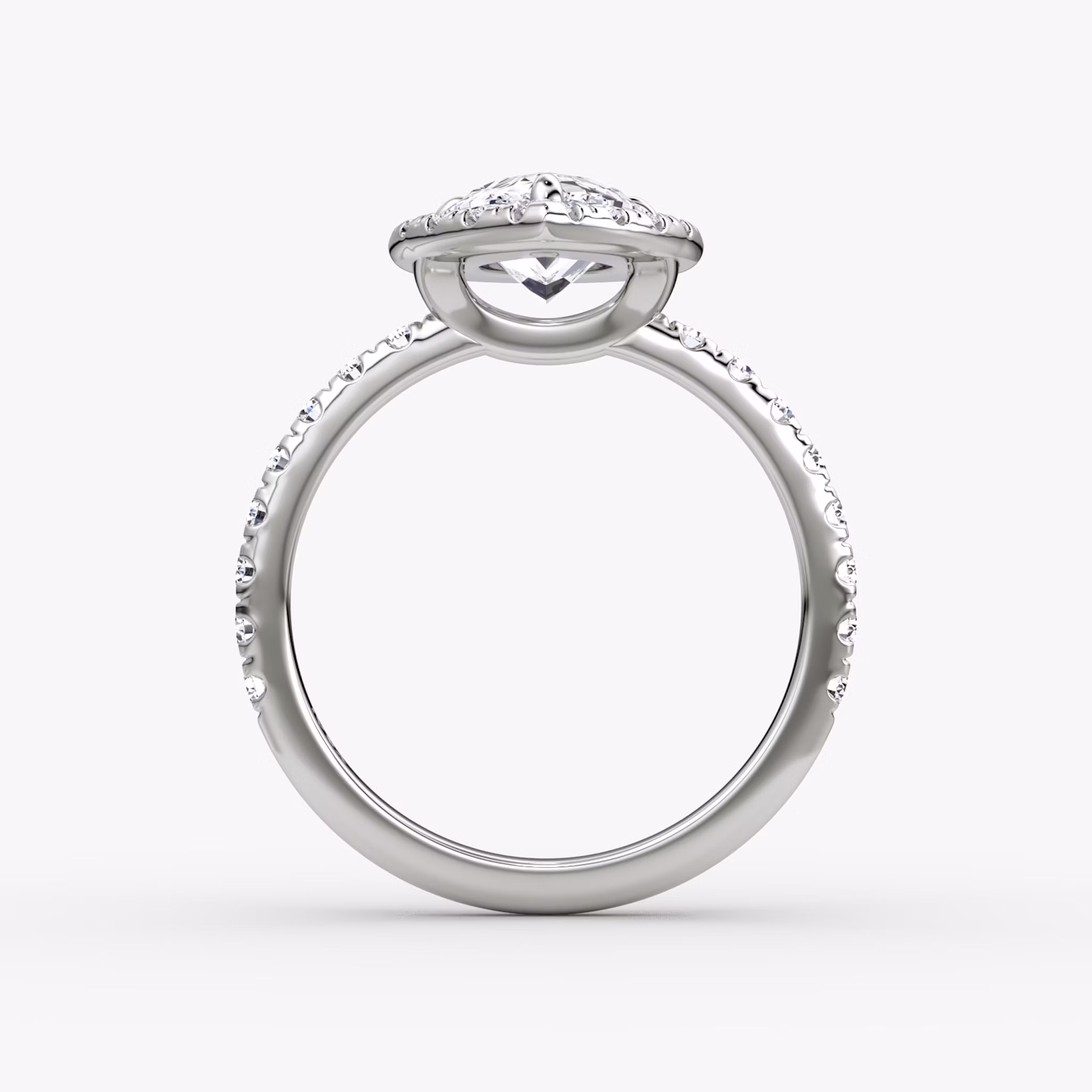 Anillo de compromiso Halo | Pera | 18k | Oro blanco | bandAccent: Pavé | haloSize: large | diamondOrientation: vertical | caratWeight: other