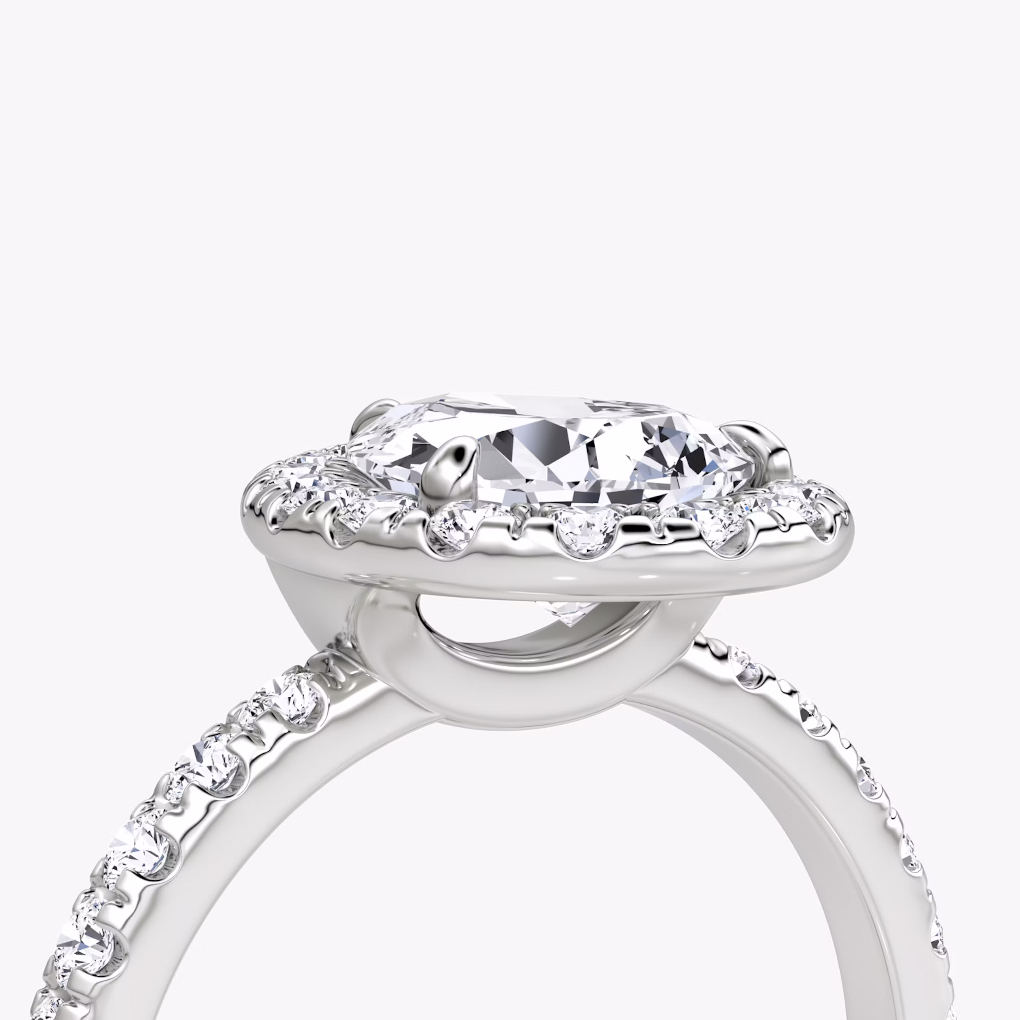Anillo de compromiso Halo | Pera | 18k | Oro blanco | bandAccent: Pavé | haloSize: large | diamondOrientation: vertical | caratWeight: other