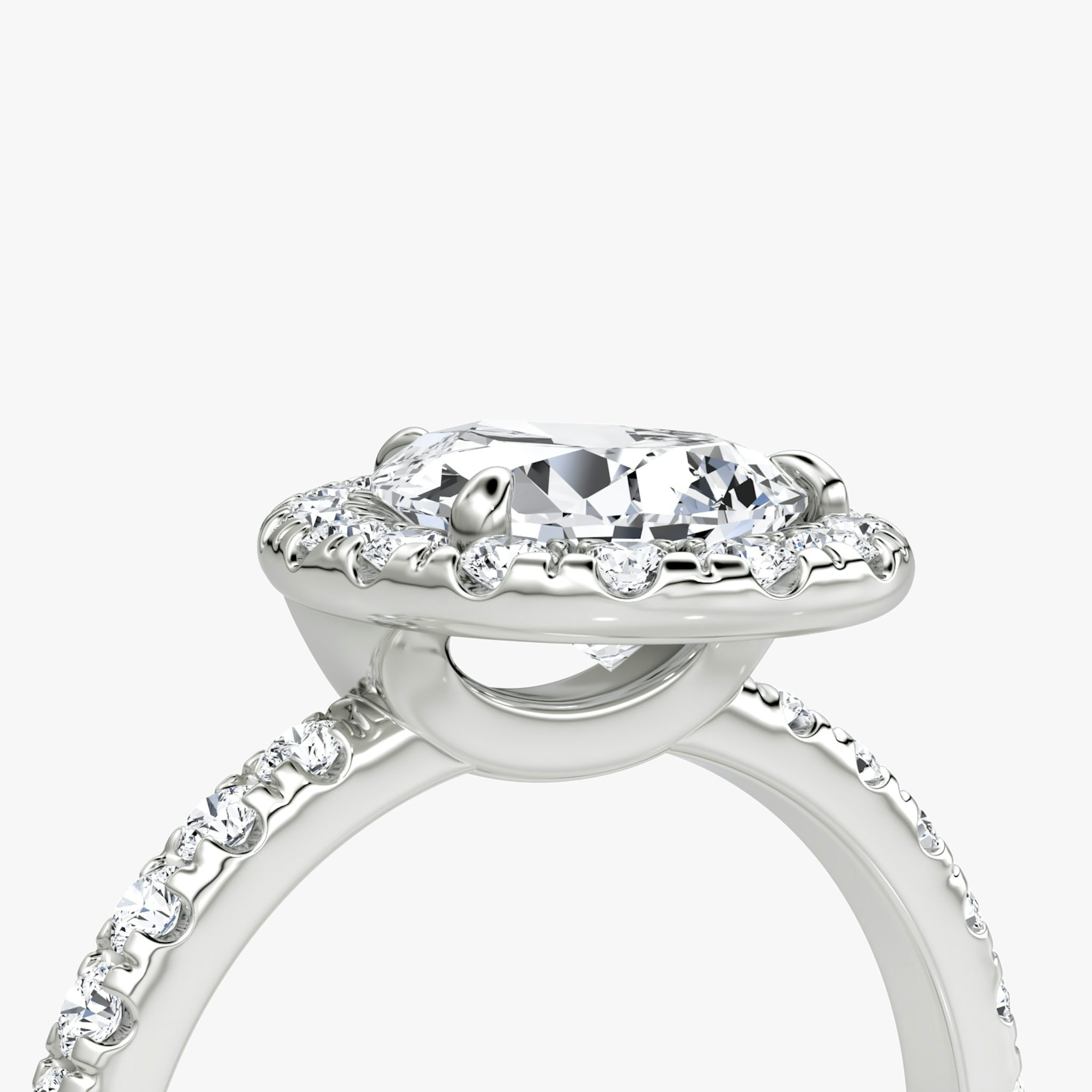 Anillo de compromiso Halo | Pera | 18k | Oro blanco | bandAccent: Pavé | haloSize: large | diamondOrientation: vertical | caratWeight: other
